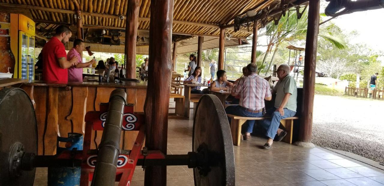 Hotel Hacienda El Rodeo Vueltas Luaran gambar