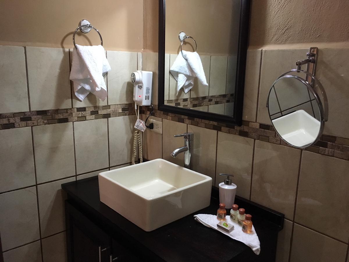 Hotel Hacienda El Rodeo Vueltas Luaran gambar